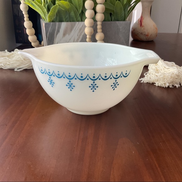 Vintage 1980s Snowflake Pyrex Mixing Bowl 1.5 pt Retro Design White Blue - Picture 2 of 8